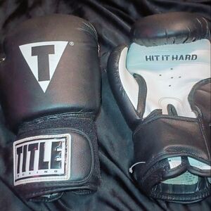 Title boxing gloves set